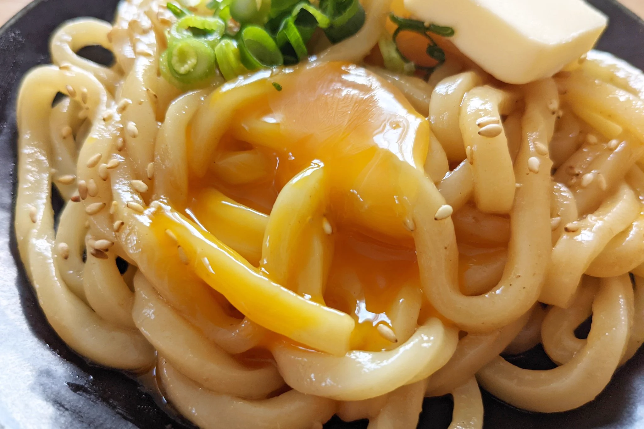 特製ダレによる味付けがとっても美味しそう！焼肉のたれなどを使った「うどん」レシピ！