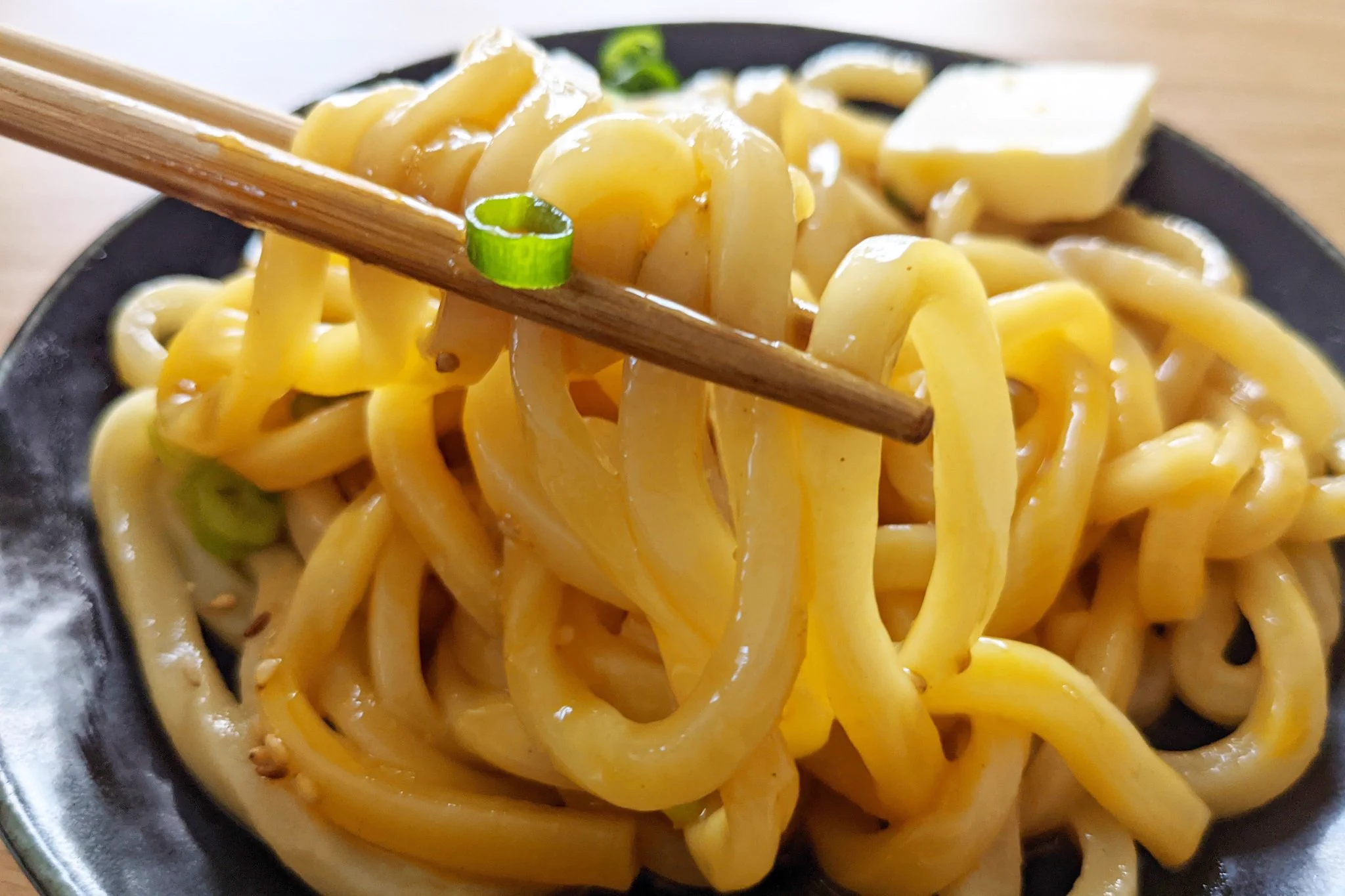 特製ダレによる味付けがとっても美味しそう！焼肉のたれなどを使った「うどん」レシピ！