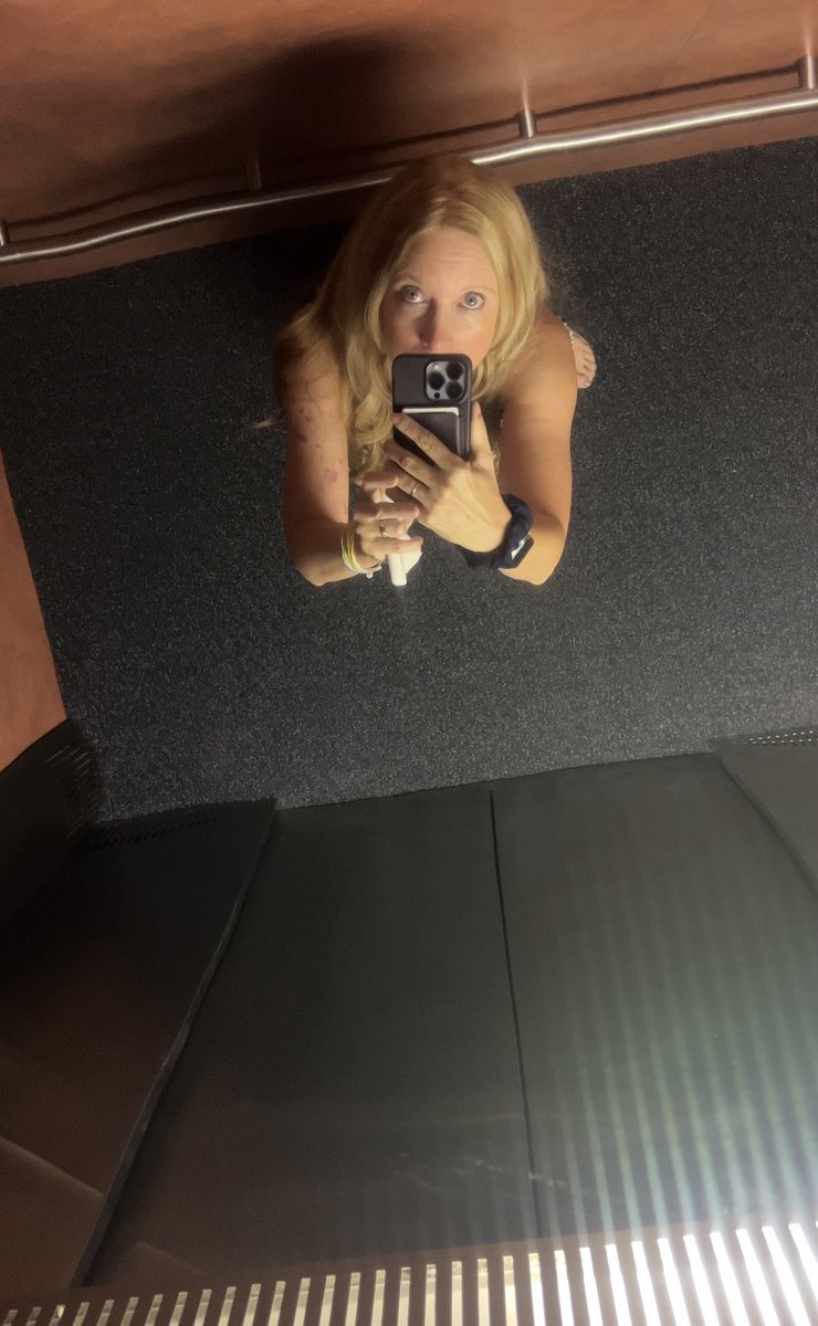 AnAwakenedLife's tweet photo. Helloooo up thereโฆ#upabove #lookup #hello #elevatorantics #ThursdayNight https://t.co/1LWkad4bJE