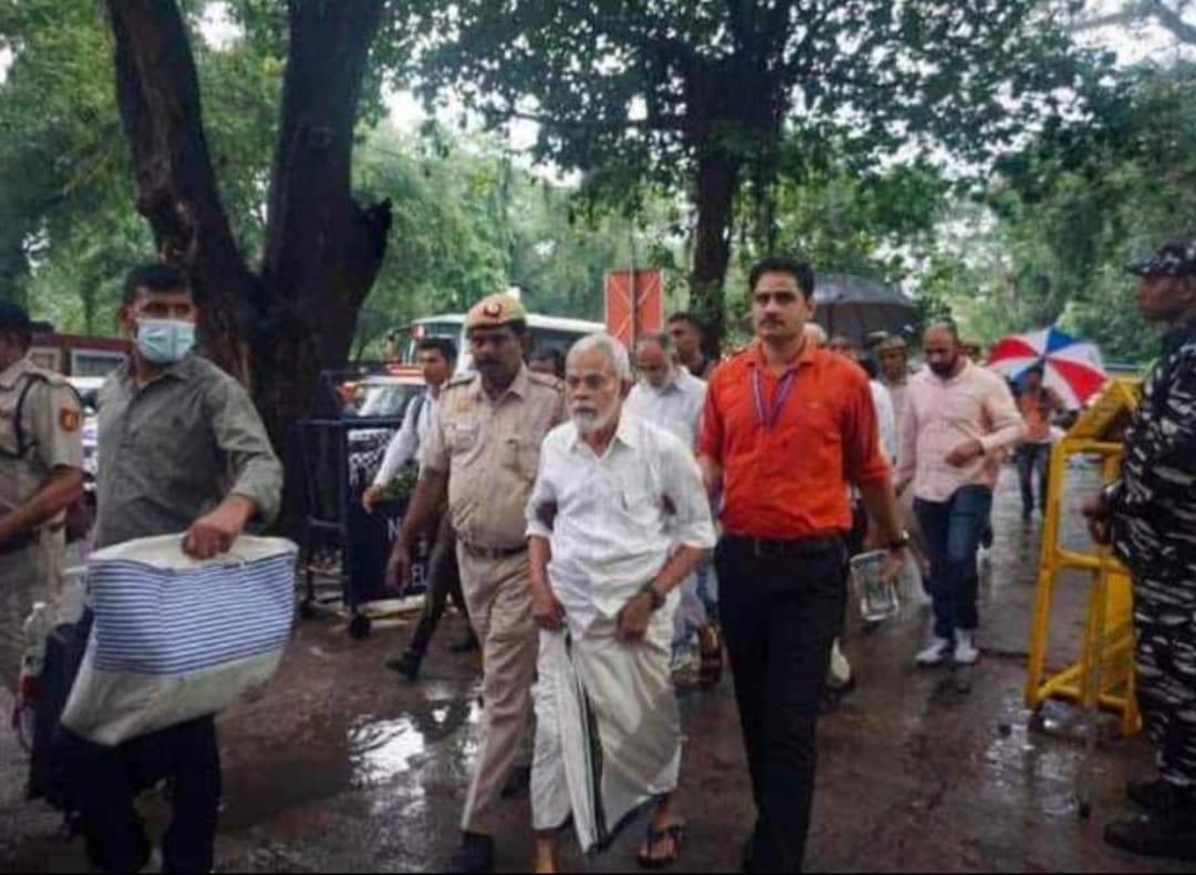 AdilaBanuT's tweet photo. 70 years old, Founder member of All India Muslim Personal Law Board &amp; Former Secretary of All India Milli Council Janab E-Abubakar Sahab is very ill even can't walk properly by himself but Fascist BJP Govt puppet agency NIA &amp; ED arrested him. #StandwithPopularFront #IndiaWithPFI https://t.co/CqvwqYVuYs