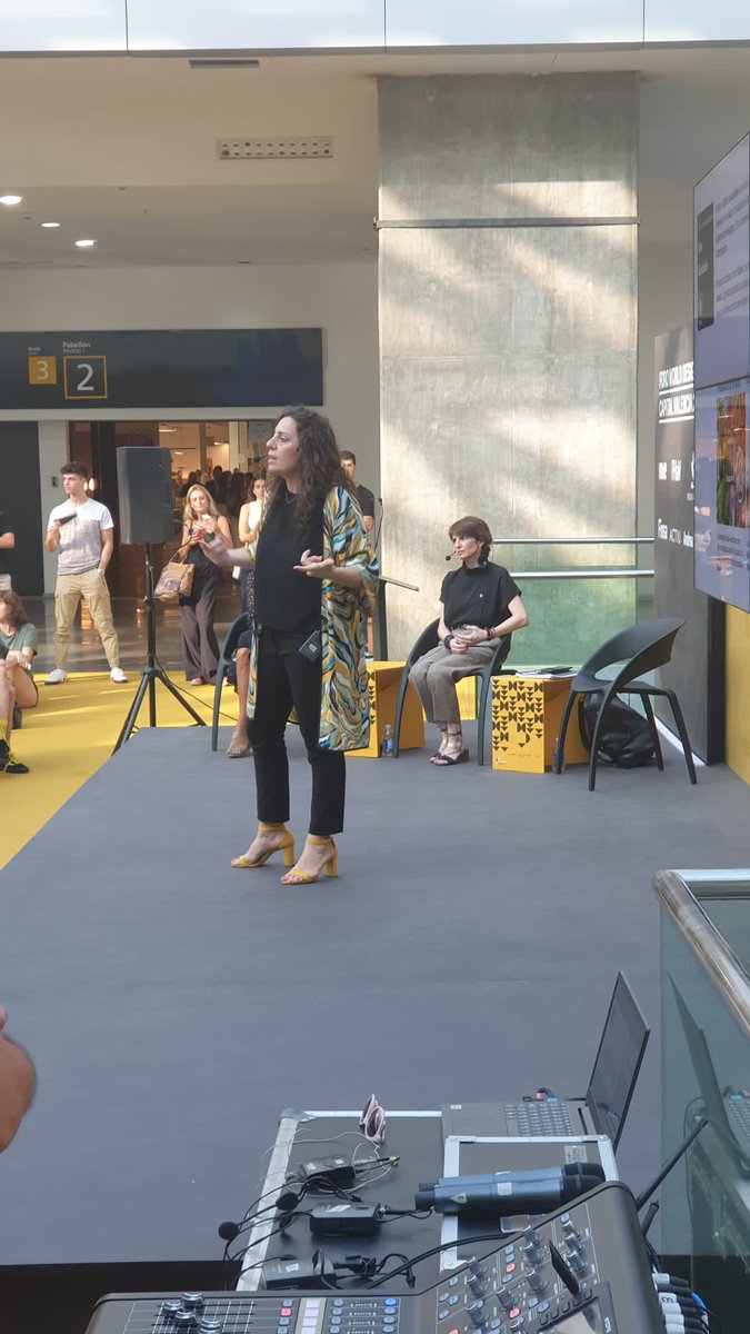AIDIMME's tweet photo. Presentación del Cuaderno de Tendencias del Hábitat 22/23 en @habitatvalencia. Cristina Revert, responsable de OTH en @AIDIMME, muestra las claves socioculturales. https://t.co/4Z8lDRCs5n