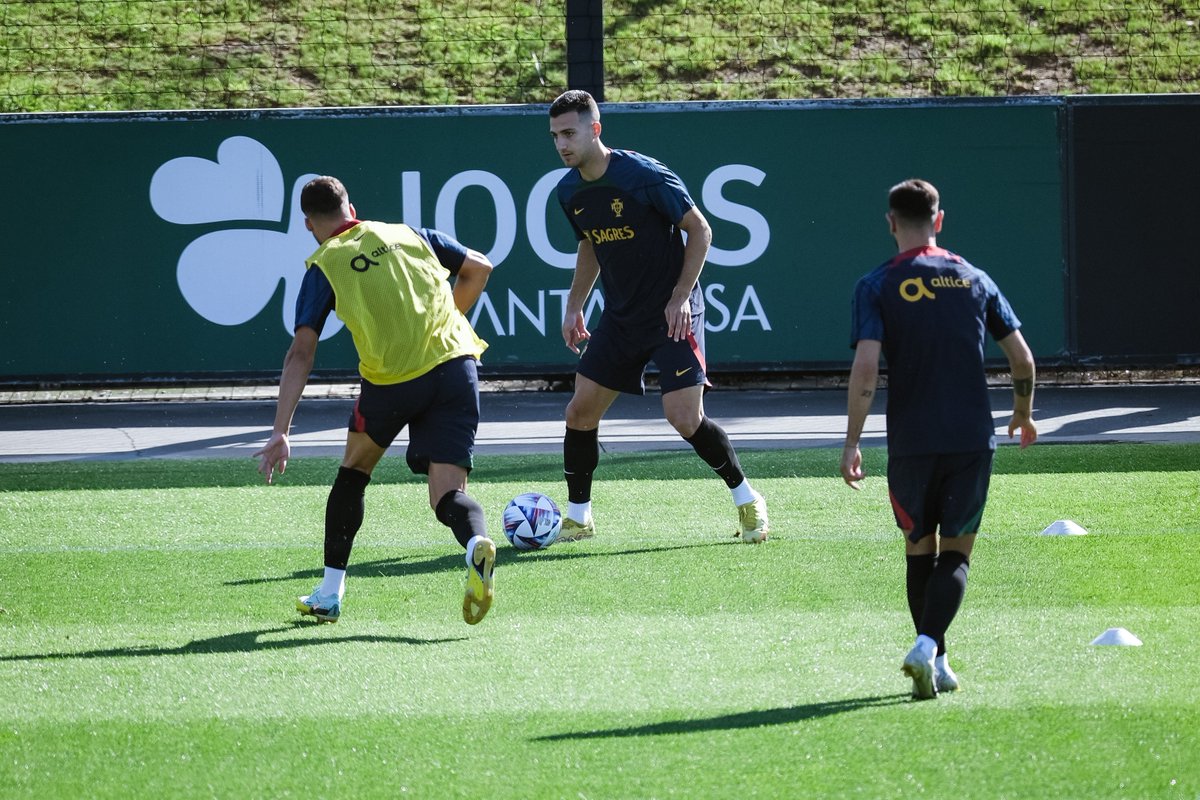 CabineSport's tweet photo. O 11 provável que Fernando Santos testou nos 15 minutos abertos à Comunicação social

Dalot, Danilo, Rúben Dias, Mário Rui

Rúben Neves, William Carvalho, Bruno Fernandes

Bernardo Silva, Rafael Leão e Cristiano Ronaldo

Nota: Os guarda-redes treinaram à parte. https://t.co/Oikmf8c7cV