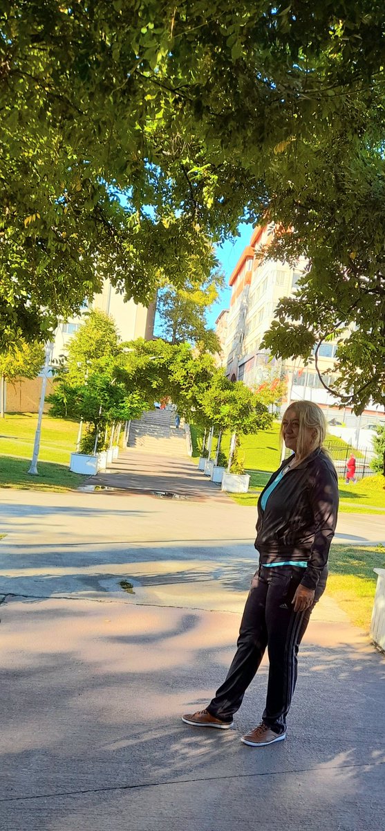 Roma’yı kim yaktı bilmem 
Ancak ;
Pire için yorgan yakmışlığım çoktur 
Bazı şeylerin özürü
Bazı gidişlerin dönüşü 
Şımarıklığın hele hiç 
Affı olmaz bende 
Ben ki ;
Limanlarla uğraşmam
Denizleri ateşe verir
O kadar yani?

#✍🏻