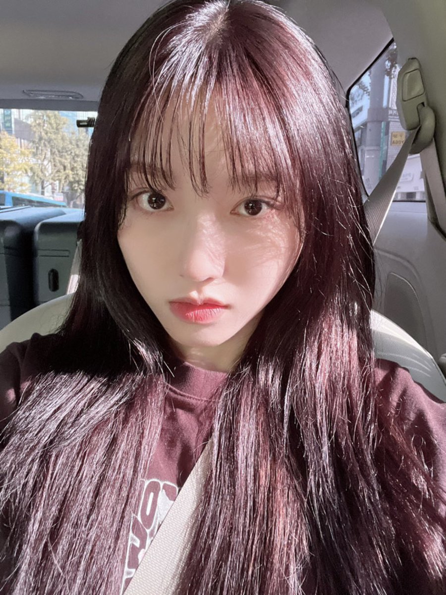 11nbyul's tweet photo. WINE RED HAIR PARK GOWON WITH BANGS?3!2! https://t.co/Num2IOtjUq