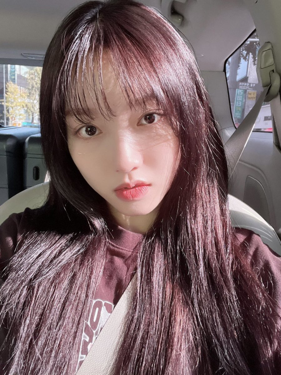 11nbyul's tweet photo. WINE RED HAIR PARK GOWON WITH BANGS?3!2! https://t.co/Num2IOtjUq