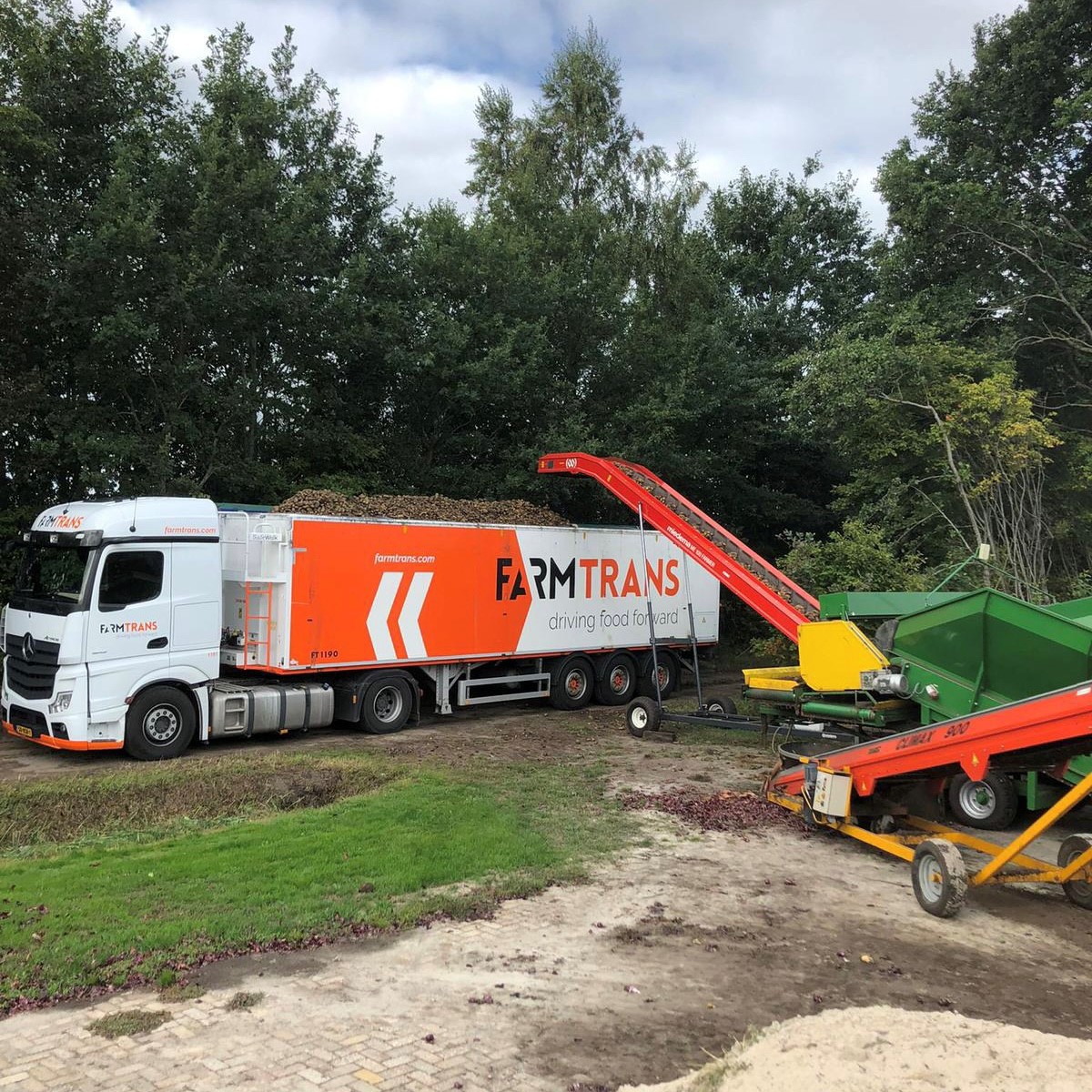 FarmTrans's tweet photo. A colorful setup for loading potatoes! We have a variety of trailers ready to transport all types of agricultural bulk goods quickly and safely.
#farmtrans #bulktransport #logistics #transport #logistiek #potatoes
https://t.co/XNdFgVJjLL https://t.co/XkSppc7Hvn
