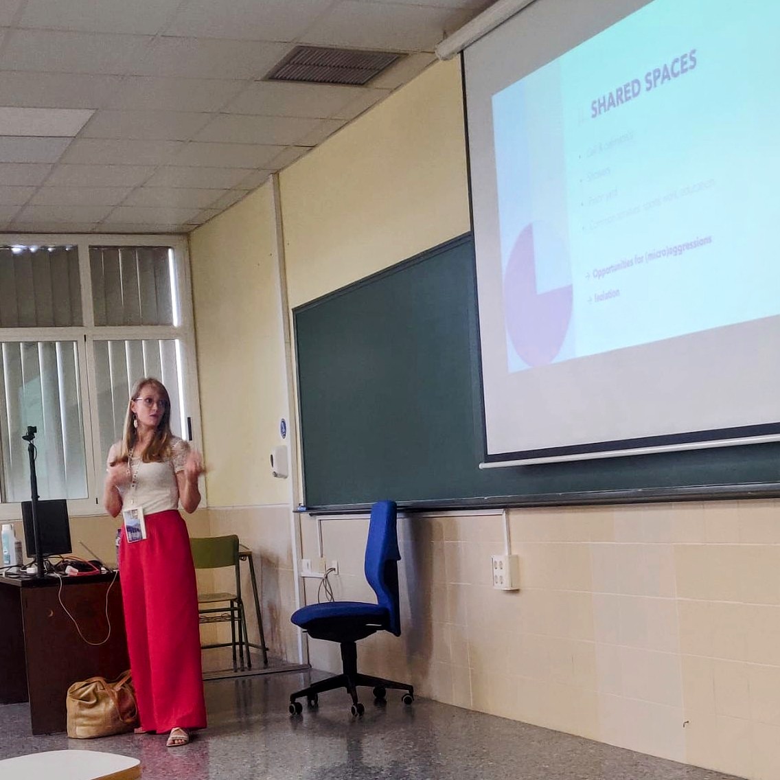 Delighted to share my preliminary findings on how the gender binary in prisons shapes the experiences of incarcerated trans people (in Belgium) at #EUROCRIM2022 in Málaga 🇪🇸 Thanks to my fellow panellists Olivia Nederlandt &amp; Elias Woodbridge for the rich exchange!