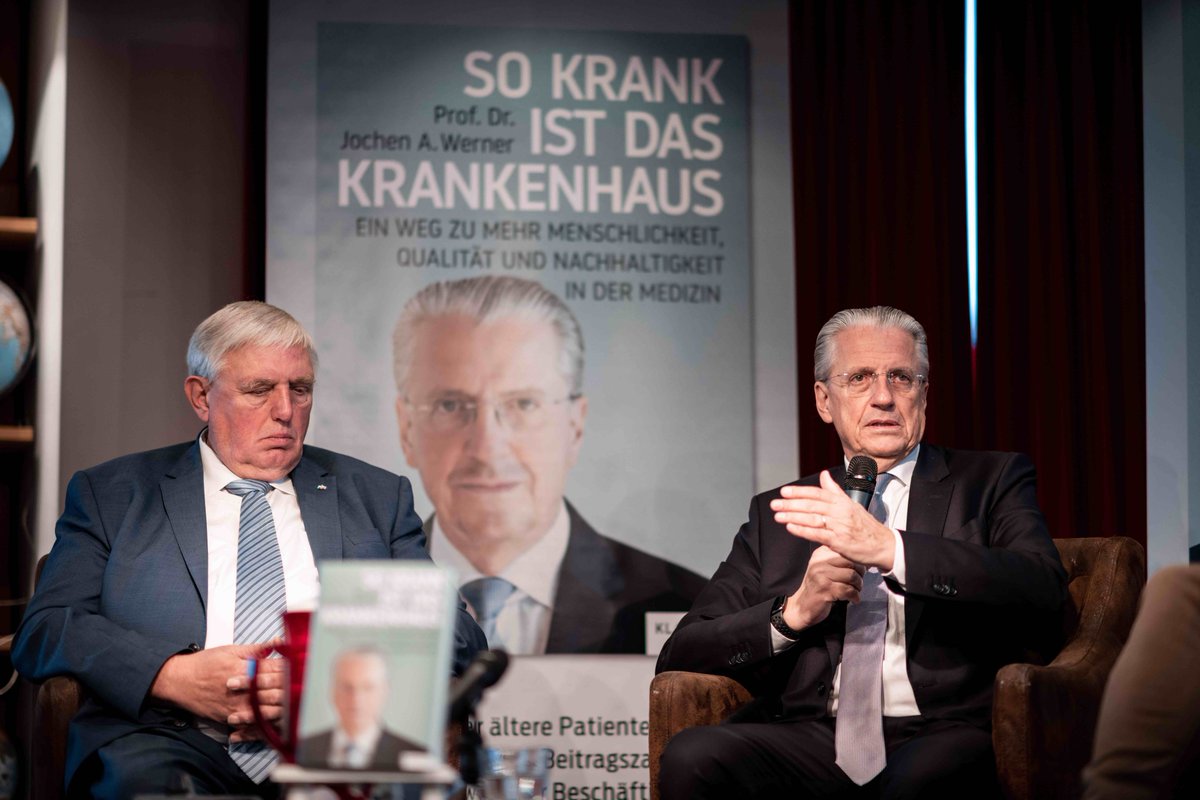 UniklinikEssen's tweet photo. „So krank ist das Krankenhaus. Ein Weg zu mehr Menschlichkeit, Qualität und Nachhaltigkeit in der Medizin“ heißt das neue Buch von @MedInfluencer.
#Krankenhausreform #Fachkräftemangel #Datenschutz #Digitalisierung @KlartextVerlag https://t.co/RDO5xYuuCN