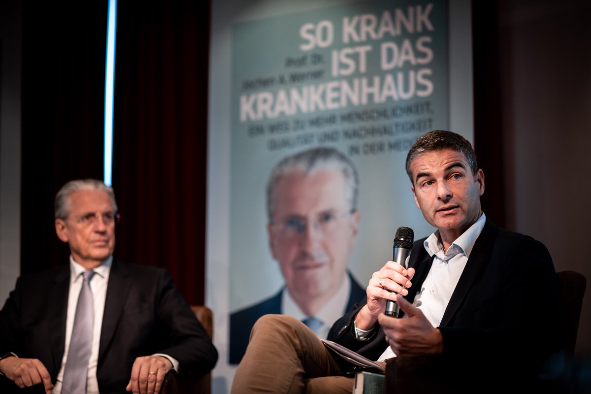 UniklinikEssen's tweet photo. „So krank ist das Krankenhaus. Ein Weg zu mehr Menschlichkeit, Qualität und Nachhaltigkeit in der Medizin“ heißt das neue Buch von @MedInfluencer.
#Krankenhausreform #Fachkräftemangel #Datenschutz #Digitalisierung @KlartextVerlag https://t.co/RDO5xYuuCN
