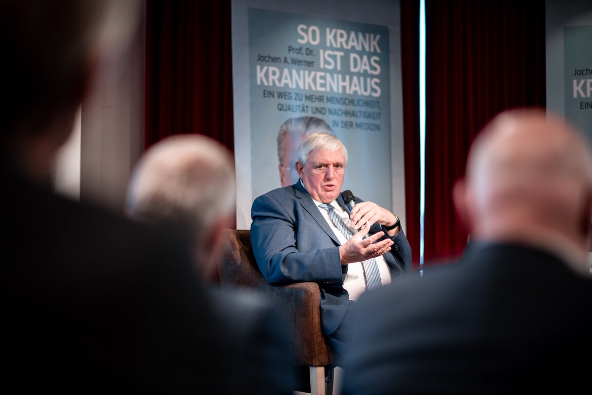 UniklinikEssen's tweet photo. „So krank ist das Krankenhaus. Ein Weg zu mehr Menschlichkeit, Qualität und Nachhaltigkeit in der Medizin“ heißt das neue Buch von @MedInfluencer.
#Krankenhausreform #Fachkräftemangel #Datenschutz #Digitalisierung @KlartextVerlag https://t.co/RDO5xYuuCN