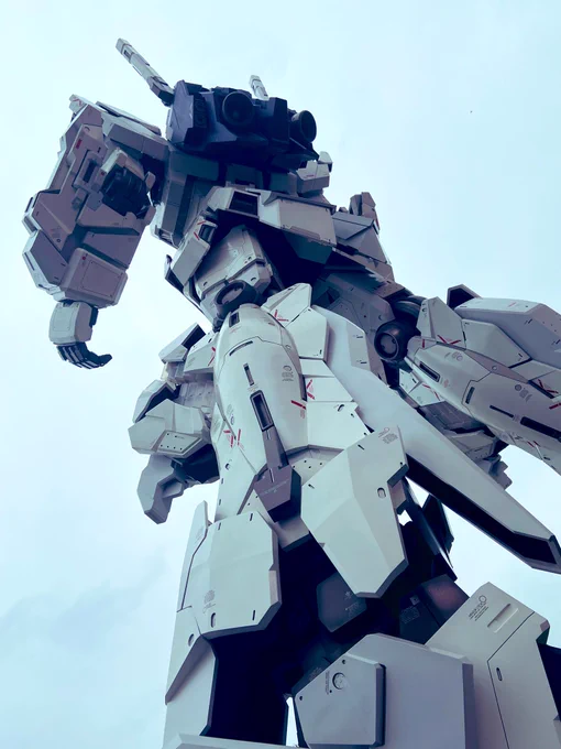 この角度からのガンダム最高。守られてる感あって良い…結婚してくれ…… 