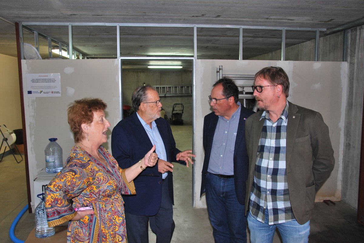 TorxaLa's tweet photo. Dimecres vam rebre la visita del senyor 
@evbonet  secretari de treball, acompanyat del director general d'Economia Social @josep_vidal  per veure les instal·lacions de La Torxa on van quedar gratament sorpresos de l'ubicació, lluminositat i el bon estat.
@treballcat https://t.co/lYWK3Jqhbo