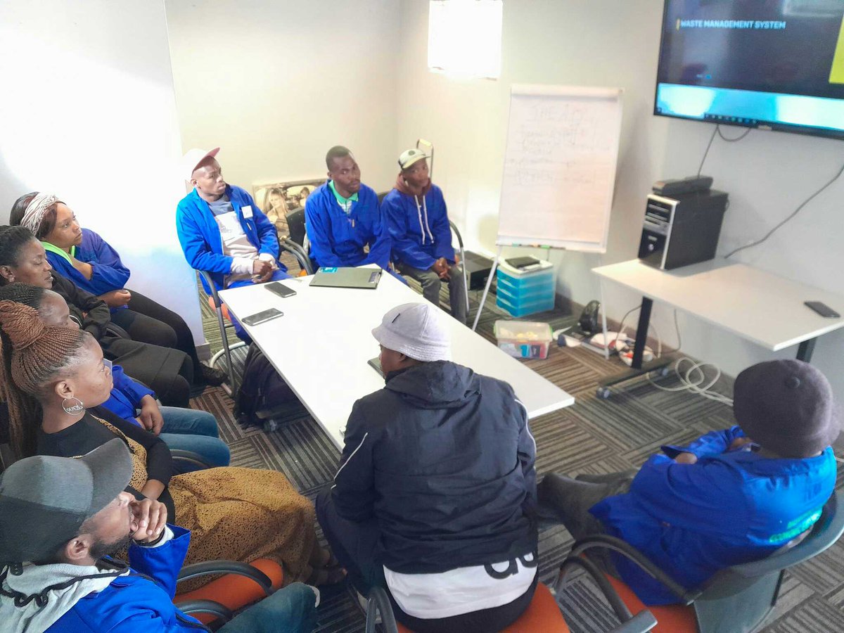 #week10 of the #wastepreanure program learning about digital skills in recycling and how to keep records/data of recyclables using an app with <a href="/WCCA8/">WCCA</a> <a href="/WasteAid/">WasteAid</a> supported by <a href="/BunzlPlc/">Bunzl Plc</a> 
#umsebenziwethu