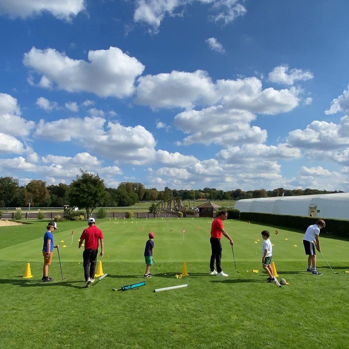 GolfLongchamp's tweet photo. ☀️ Ce week-end c’était la reprise de l’école de golf adultes et enfants !
⬇️
Les inscriptions sont encore possibles
contact@golfparislongchamp.fr
.
#golfparislongchamp #golf #golffrance #ffgolf #pgafrance #golfeur #golfeuse #sport #paris16 #parismaville #ecoledegolf https://t.co/m9gm3rzMNL