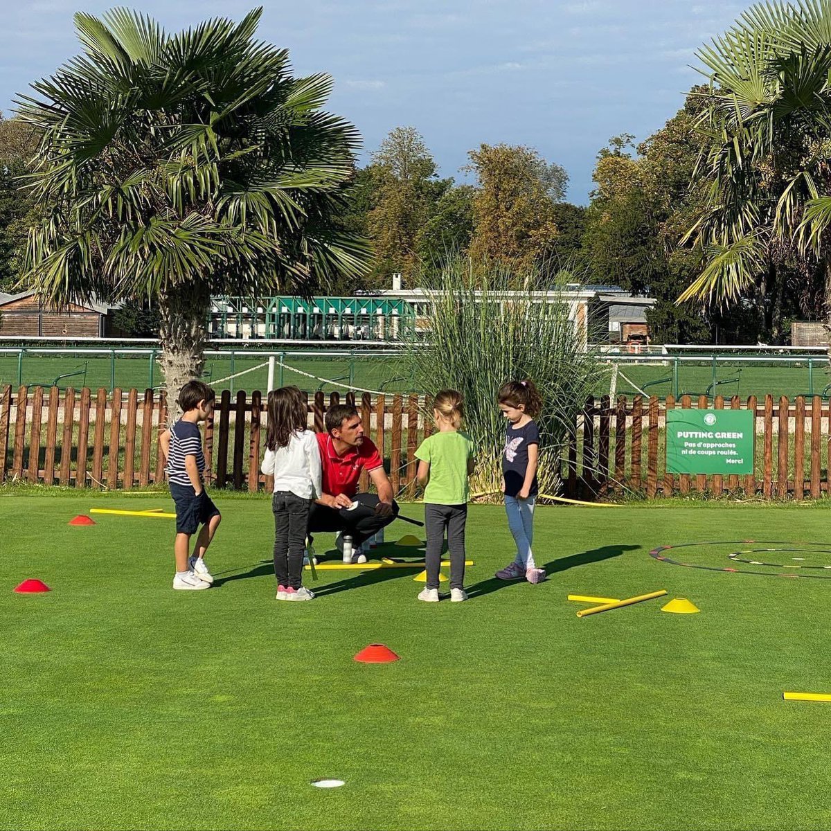 GolfLongchamp's tweet photo. ☀️ Ce week-end c’était la reprise de l’école de golf adultes et enfants !
⬇️
Les inscriptions sont encore possibles
contact@golfparislongchamp.fr
.
#golfparislongchamp #golf #golffrance #ffgolf #pgafrance #golfeur #golfeuse #sport #paris16 #parismaville #ecoledegolf https://t.co/m9gm3rzMNL