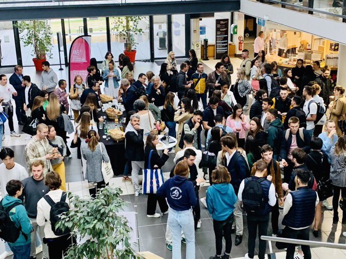 IAEAngers's tweet photo. Les étudiants en #alternance et leurs maîtres d’#apprentissage sont réunis ce matin à l’#IAEAngers pour la 1re rencontre de l’année. Au programme: accueil, échange avec l’école, le #CFA FormaSup’ PDL et les responsables de formation #resoptimiste @UnivAngers @IAEFRANCE https://t.co/fdgEei9qPm