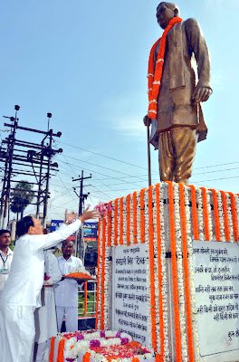 FollowBihar's tweet photo. "सिंहासन खाली करो कि जनता आती है" का आह्वान देने वाले सिमरिया के लाल और राष्ट्रकवि श्री रामधारी सिंह 'दिनकर' के जयंती पर नमन 🙏
चित्र : 23 सितंबर सन् 1908 में इसी घर में जन्म हुआ था दिनकर जी का ।
#FollowBihar https://t.co/JLi6v64mWS