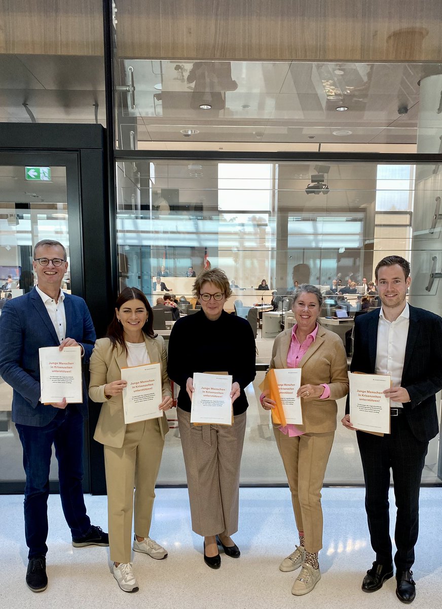 Daniela Behrens (@daniela_behrens) on Twitter photo „Junge Menschen in Krisenzeiten unterstützen!“ ist Überschrift zu Forderungen der Jugendverbände im <a href="/ljr_nds/">Landesjugendring Nds</a>. <a href="/NdsLandesReg/">Niedersächsische Landesregierung</a> und Fraktionen <a href="/fdpfraktionnds/">FDP Fraktion Nds</a> @GrueneLtNds <a href="/SPDNDS/">SPD Niedersachsen</a> <a href="/cdufraktion_nds/">CDU-Fraktion Niedersachsen</a> des <a href="/LT_Nds/">Niedersächsischer Landtag (inaktiv)</a> nehmen Papier an und ernst. <a href="/vbajus/">Volker Bajus</a> <a href="/_LarsAlt/">Lars Alt</a> <a href="/laurahopmann/">Laura Hopmann</a> <a href="/AnnetteSchtze/">Annette Schütze</a> „Junge Menschen in Krisenzeiten unterstützen!“ ist Überschrift zu Forderungen der Jugendverbände im <a href="/ljr_nds/">Landesjugendring Nds</a>. <a href="/NdsLandesReg/">Niedersächsische Landesregierung</a> und Fraktionen <a href="/fdpfraktionnds/">FDP Fraktion Nds</a> @GrueneLtNds <a href="/SPDNDS/">SPD Niedersachsen</a> <a href="/cdufraktion_nds/">CDU-Fraktion Niedersachsen</a> des <a href="/LT_Nds/">Niedersächsischer Landtag (inaktiv)</a> nehmen Papier an und ernst. <a href="/vbajus/">Volker Bajus</a> <a href="/_LarsAlt/">Lars Alt</a> <a href="/laurahopmann/">Laura Hopmann</a> <a href="/AnnetteSchtze/">Annette Schütze</a>