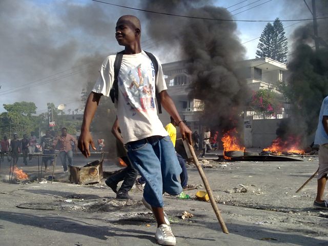 radio3mondo's tweet photo. Alle 11 andiamo ad Haiti con Roberto Codazzi e @luigispinola per capire come mai le persone si sono riversate in piazza chiedendo di rimuovere il presidente.  Ci spostiamo poi ai @dialoghiditrani con @MoisesNaim intervistato da @GiuliaDeLuca82 e poi a @LectorFestival con @Louivis https://t.co/PFT7vwghJ7