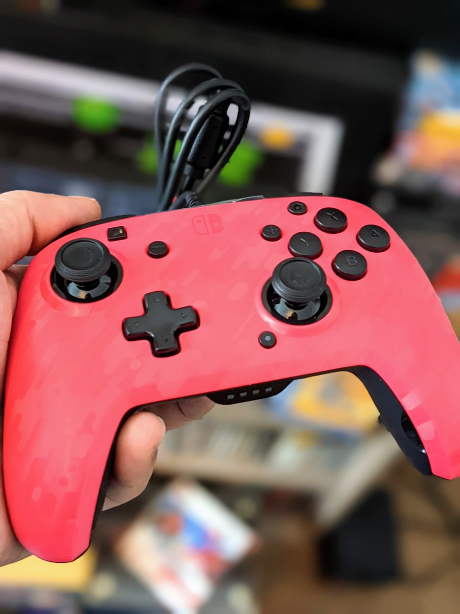 GDorison's tweet photo. [GIVE AWAY] PDP Gaming vous offre les pads de l'émission #RAGEQUIT🥰
On commence en beauté avec ce magnifique PDP Faceoff Deluxe Red Camo Switch😍
 
➡️Wireless + Prise casque 🤩
➡️LE TEST: https://t.co/rEO4acHzHX

Pour participer: RT + FOLLOW @PDPgaming  &amp; moi

TAS le 30/10/2022 https://t.co/4im3akOvl1