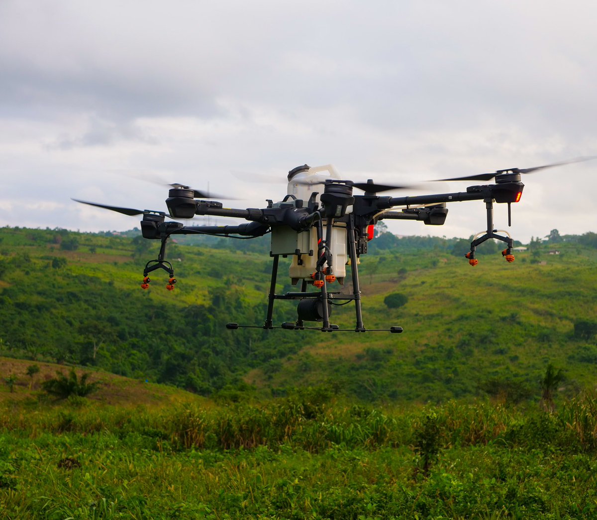 We @sinuosityai , with the help of the drone can spray weedicides And pesticides,and can help you spray 24.5 acres of land in an hour. 
We at @sinuosityai are ever ready to offer our services to you. 

#drones #dronesindustriales #agriculture #precisionagriculture #technology