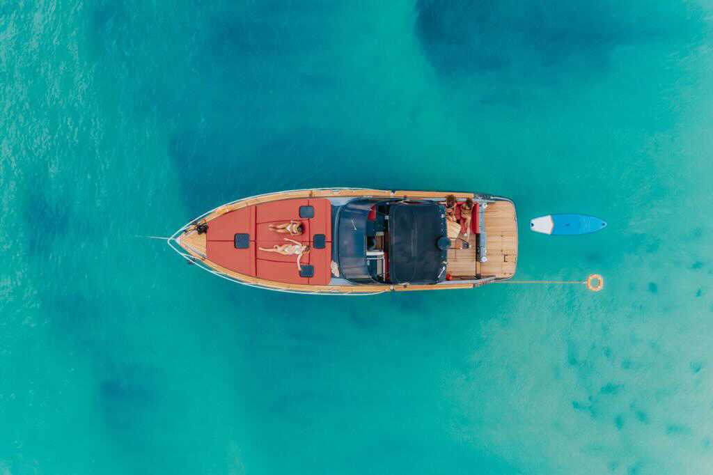 directeck's tweet photo. Résultat d'une plage de bain en teck réalisée dans notre atelier pour Waves Ceremony🚤
Profitez de vos vacances au Portugal, pour partir en excursion et dormir à bord de ce bateau à Lisbonne ! 👙

#boat  #teak #teck #madeinfrance #yacht #portugal https://t.co/GET7MHQAjo
