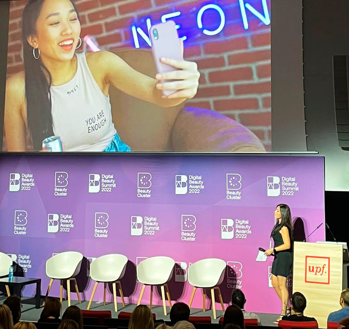 flowww_es's tweet photo. [EVENTO] #DBS22 organizado por @bclusterbcn Jennifer Escribano Conde compartió su expertise sobre cómo conectar con el cliente a través de todos los canales digitales🎯📱
@NextinbeautyMag
#DigitalBeautySummit #beautycluster #digital #flowww #ecosistemadigital #digitalbeautyawards https://t.co/bd5IevB0kT