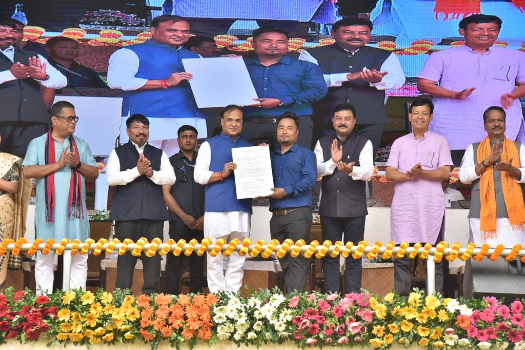 himantabiswa's tweet photo. As part of our commitment to provide Govt jobs to 1 lakh youth in our State, distributed appointment letters to 11,236 recruits in 24 depts.

We carried out the entire recruitment process purely on merit and in a transparent manner. My best wishes to all new appointees! https://t.co/IynLOgsBS1