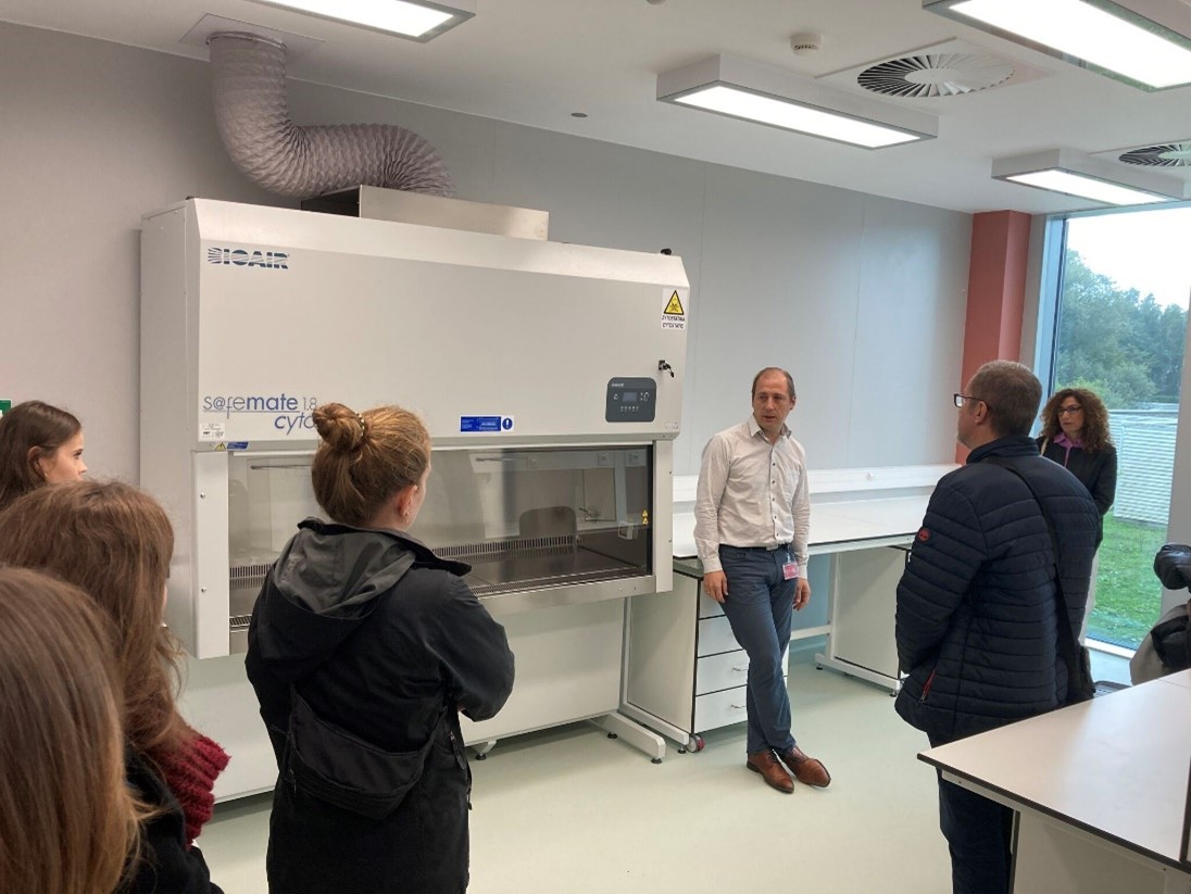 AllianceYufe's tweet photo. #YUFERING in Antwerp!🧳
"Enjoyed a 2-day visit to @UAntwerpen with the #YUFERING WP3 working group. We shared our best practices on ‘Flipped Knowledge Transfer’ and visited multidisciplinary Innovation Hubs in the Antwerp ecosystem: @TheBeacon_EU, #Vaccinopolis and #Blue_App." https://t.co/lj8H3I2eHz