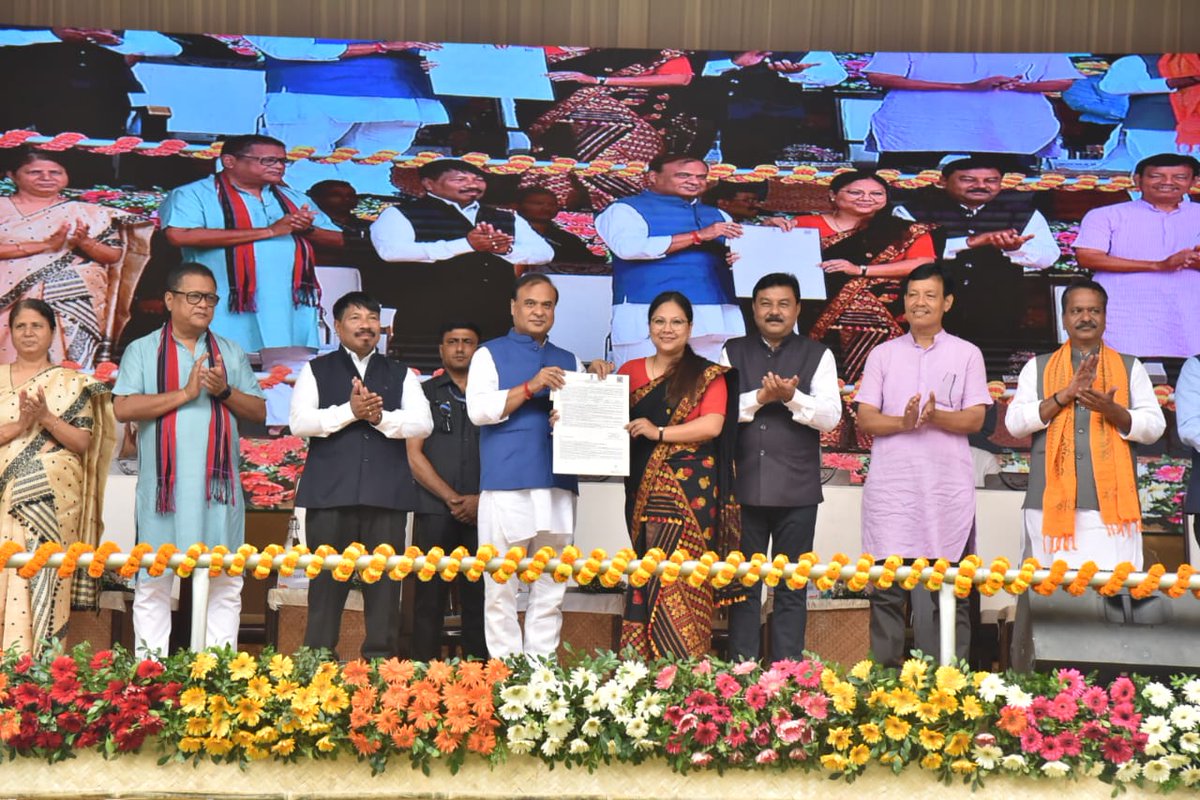 himantabiswa's tweet photo. As part of our commitment to provide Govt jobs to 1 lakh youth in our State, distributed appointment letters to 11,236 recruits in 24 depts.

We carried out the entire recruitment process purely on merit and in a transparent manner. My best wishes to all new appointees! https://t.co/IynLOgsBS1