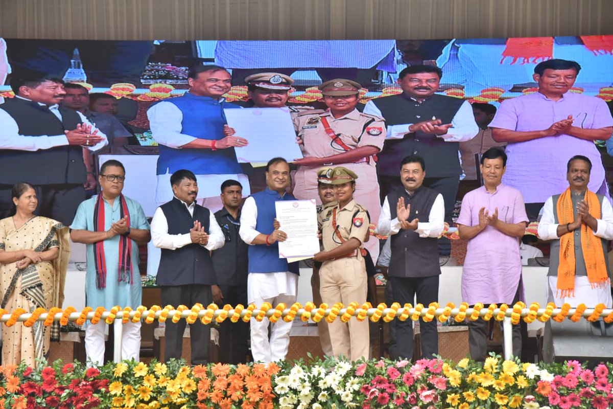 himantabiswa's tweet photo. As part of our commitment to provide Govt jobs to 1 lakh youth in our State, distributed appointment letters to 11,236 recruits in 24 depts.

We carried out the entire recruitment process purely on merit and in a transparent manner. My best wishes to all new appointees! https://t.co/IynLOgsBS1