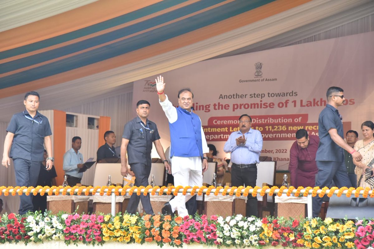 himantabiswa's tweet photo. Recruitment process for filling up 26,000 Class III &amp; IV posts has already started. Advertisement for 10,000 more posts will be published soon &amp; steps will be taken for self-employment of 2 lakh youth.

Urge the new recruits to work with dedication &amp; help in fighting corruption. https://t.co/Yx1nx9scSR