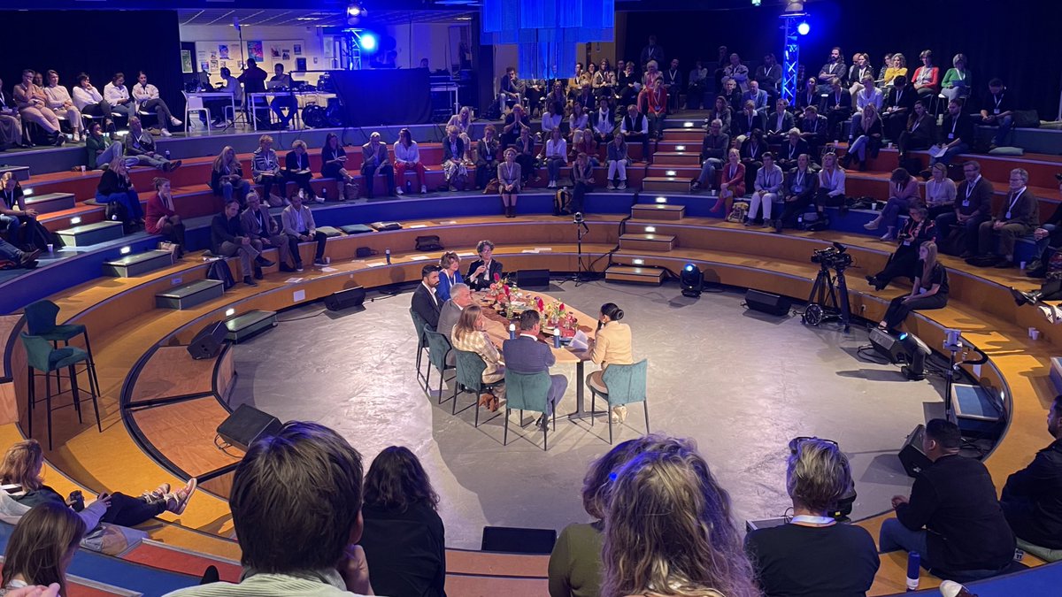 SociaalWerkNL's tweet photo. “Het belang van het sociaal domein wordt steeds breder onderkend, ook bij zorgpartijen” - Maartje Roelofs @MinVWS tijdens #congrestival #sociaaldomein @Movisie https://t.co/68hTPKtJop