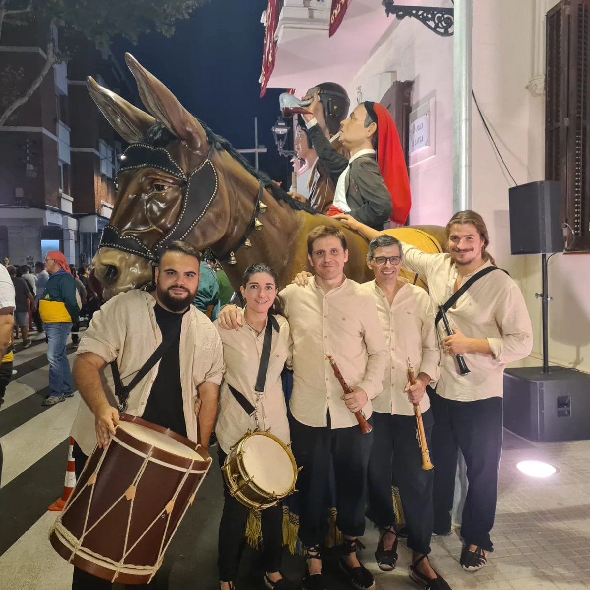 Grallarriga's tweet photo. Ahir vam tornar als carrers acompanyant a la més xamosa i la més galana: la @mulassadelprat

Tot un honor posar la música durant la Cercavila d'Inici de tot el seguici festiu de la ciutat!

Molt bona Festa Major pratenques i pratencs! https://t.co/S5KQfGqWiq