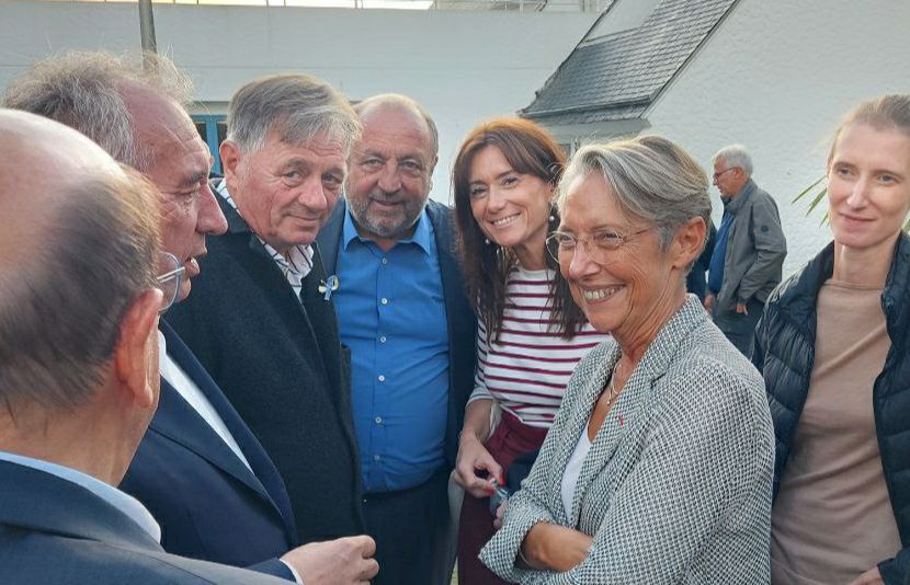 sandrinejossoan's tweet photo. 🚀 #JourneesParlementaires avec le @MoDem ! Un honneur pour moi d'avoir pu échanger hier avec @Elisabeth_Borne avant de se mettre au travail avec les collègues. Aujourd'hui débats sur le Projet de loi de Finances 2023 🔽
#jpDem #modem @perrinegoulet @plecamp https://t.co/LO8KhZTEtX