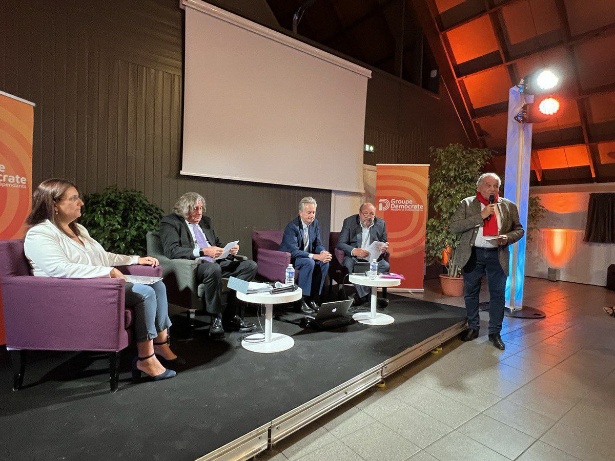 sandrinejossoan's tweet photo. 🚀 #JourneesParlementaires avec le @MoDem ! Un honneur pour moi d'avoir pu échanger hier avec @Elisabeth_Borne avant de se mettre au travail avec les collègues. Aujourd'hui débats sur le Projet de loi de Finances 2023 🔽
#jpDem #modem @perrinegoulet @plecamp https://t.co/LO8KhZTEtX
