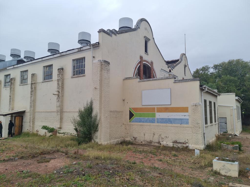 RoryDuncan1966's tweet photo. Thinking about electricity today. Im trying to process my plants into medicine at a laboratory next door to the old Oudsthoorn Municipal Power Station from 1911. I walked across there and took this pic. Imagine that 111 years ago they generated power here. Today we're powerless! https://t.co/ihXhb0cshZ