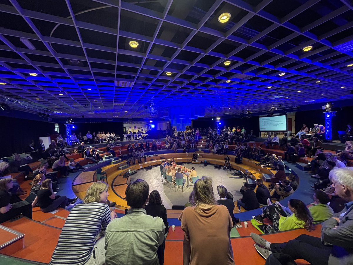 “Er gaat zo’n 100 miljard naar de zorg en 3 miljard naar welzijn. Toch kijken we naar het welzijnswerk alsof het een panacee voor alles zou zijn” - @JannyBakker bestuurder <a href="/Movisie/">Movisie</a> tijdens #congrestival #socialebasis