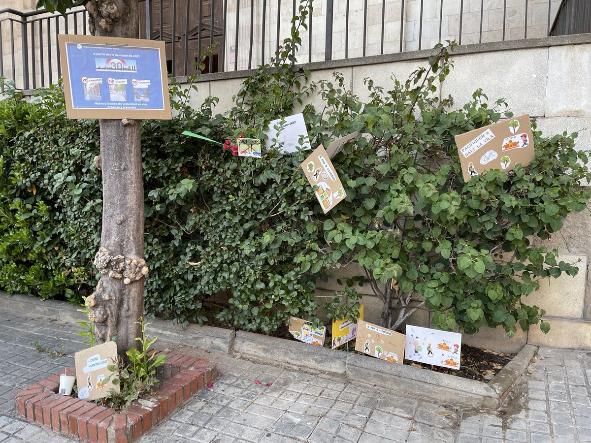 avvdaltlavila's tweet photo. Com a part de la Setmana de la Mobilitat, ahir vam organitzar uns actes amb @BadalonaTaula i suport de l'@AjBadalona. Aquests actes incloïen un tall de 3h i mitja al c/Temple per realitzar uns tallers i muntar unes paradetes. El tall tenia tots els permisos necessaris [1/2] https://t.co/0jaqxWmLj0
