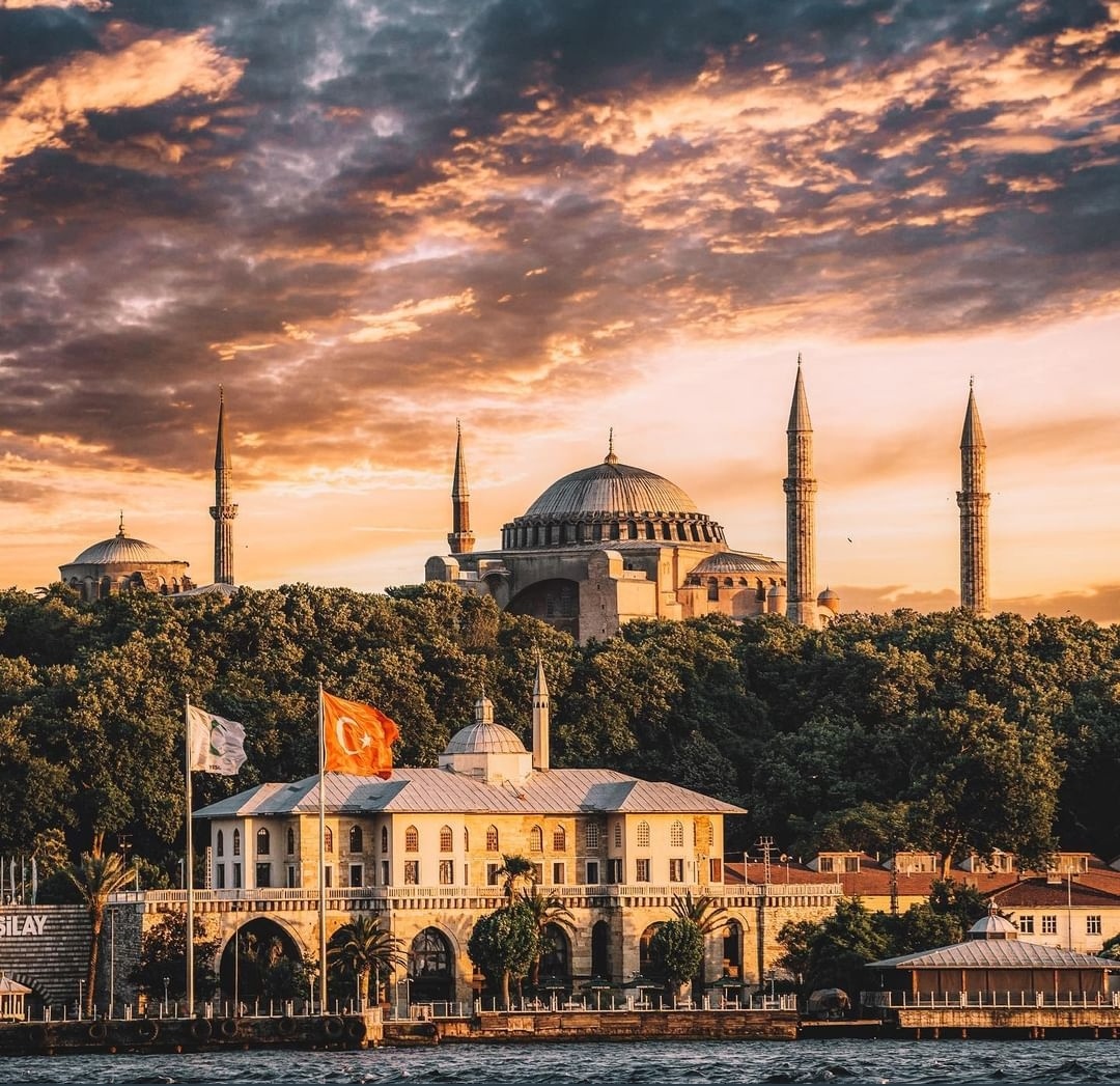 .

Neyin yokluğunu çekiyorsanız,
Rabbim size onu nasip etsin.

Sıkılan yürekleri genişletsin,
Şifa isteyenlere sağlık versin.

Ve şu zamanda,
Kimseyi kimseye muhtaç etmesin.
Nasibinde insanlık olmayanların yoluna düşürmesin.

Cumanın Hayrı Üzerimize Olsun...
.