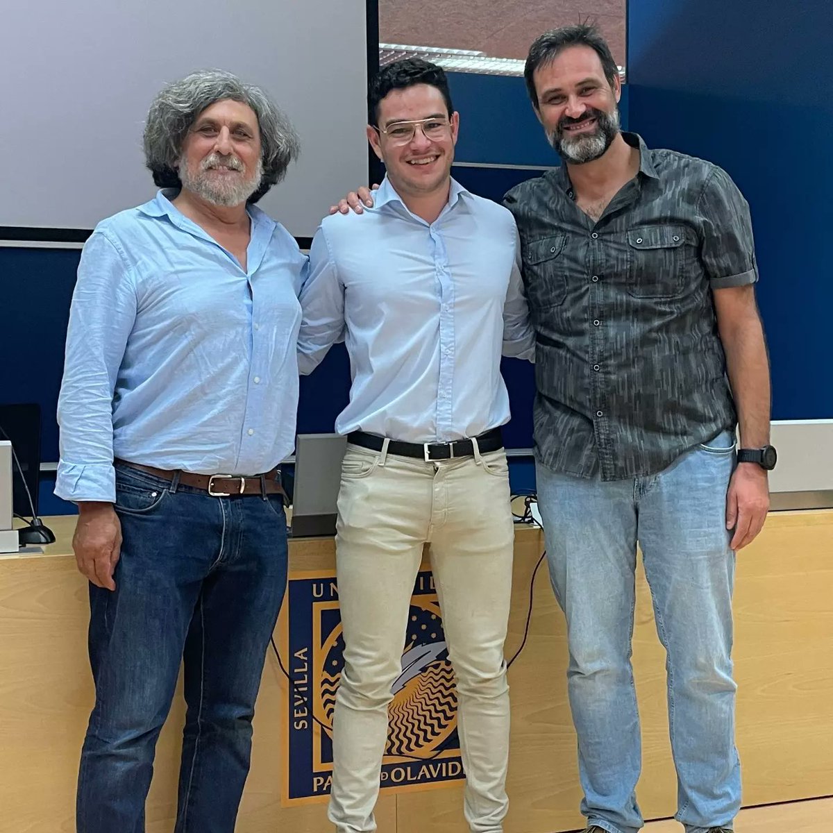 colesanmiguel's tweet photo. Nuestro compañero Félix defendió su tesis doctoral ayer en la UPO, así que ya tenemos un nuevo doctor entre nosotros. Enhorabuena Félix por tu esfuerzo y tu trabajo y ¡¡¡Muchas felicidades!!! @CABD_UPO_CSIC https://t.co/dRJrX0G97G