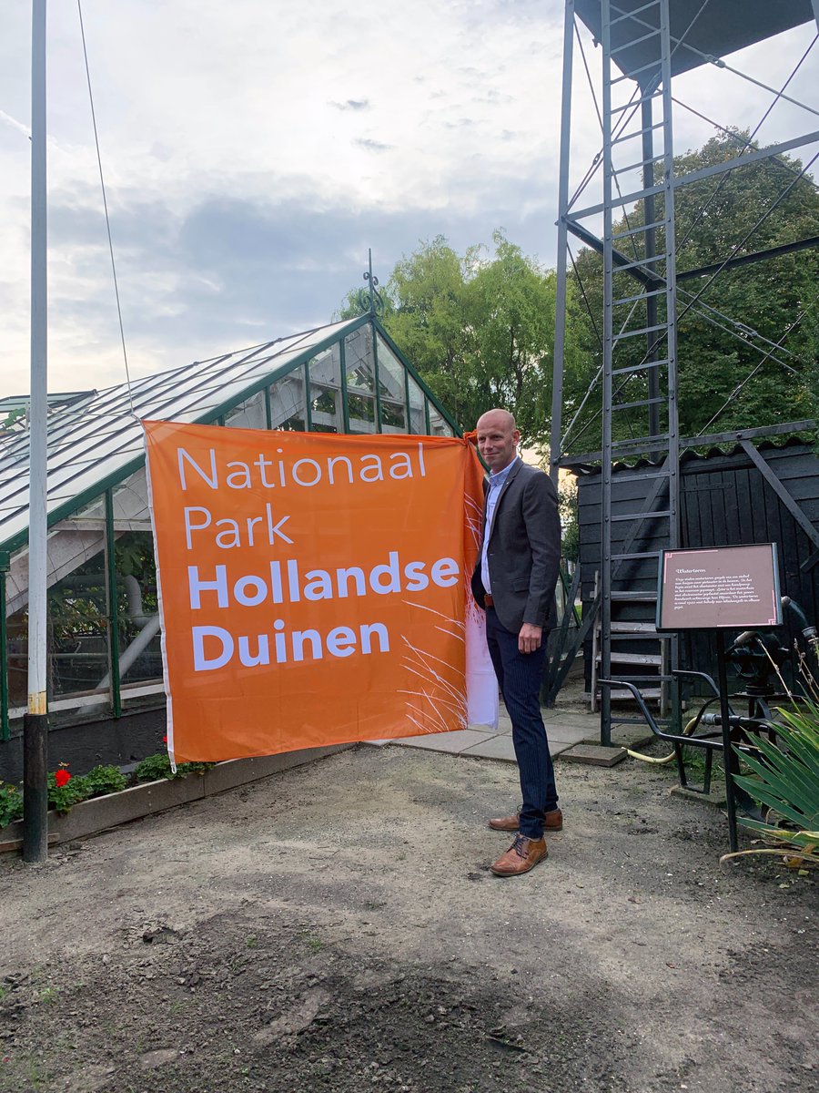 Wethouder Goudswaard van <a href="/GemWestland/">Gemeente Westland</a> hees ter ere van de #WeekvanNPHD (24 sept - 2 okt) de vlag bij Historische Druivenkwekerij Sonnehoeck.

Bekijk alle activiteiten en reserveer je plek: bezoek-westland.nl/weekvannphd202…

#bezoekwestland
#ontdeknphd #nphd