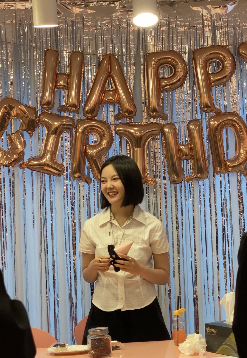 YEJI_Diary's tweet photo. 생일자 예지님이 카페에 방문해주셨어요✨
카페컨셉에 맞게 직접 스타일링 해오셨다는 예지님 보고 가세요🤍
아직 방문하지 않으신 분들도 남은 기간동안 많은 관심 부탁드립니다☺️🍒

#김예지 #KIMYEJI
#GOTCHA_CATCHA
#ㄱrㅈБ_ㅁトズl막øłl_열린_ㅇrブlㅈΓ두_탄신일 https://t.co/OX6gA7ZBmN