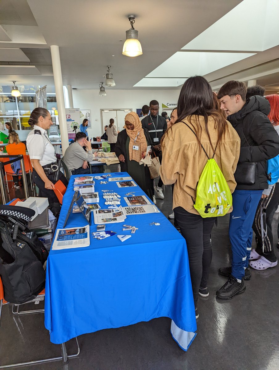 MPSEnfield's tweet photo. Your local Outreach #recruitment team were at the #freshers event at the College of Enfield and Haringey yesterday. 

It was great to see everyone &amp; interact with the students about a potential #career in policing. 
Link for our next #InsightSession below

https://t.co/aAsMKvHqEP https://t.co/B2l29Dryxv