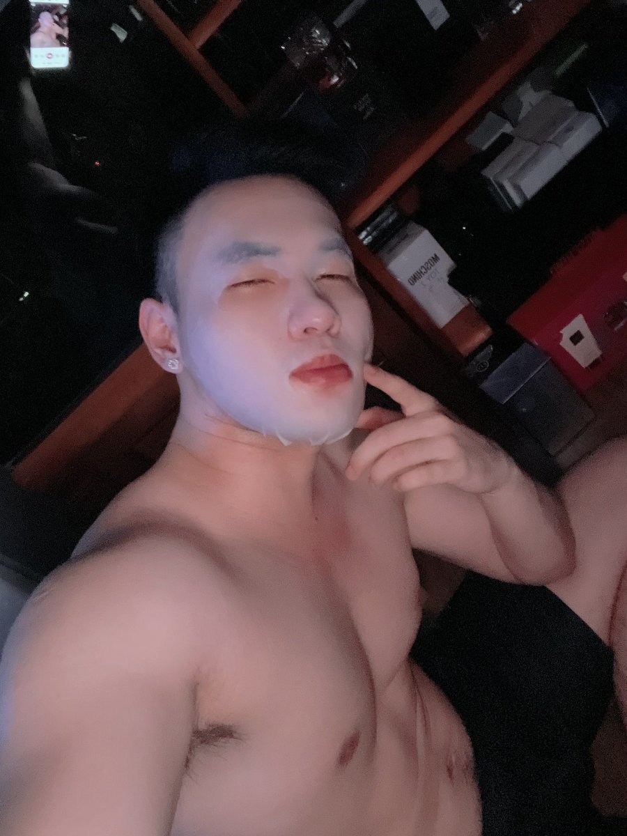 HLee0204's tweet photo. Ngủ trưa đi nhìn gì https://t.co/wT83JXtRFC