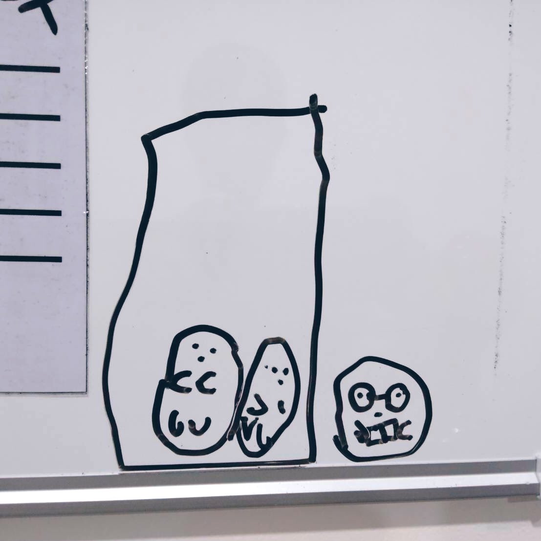 先日、生徒っ子に「タピオカかいて〜」と言われて描いたタピオカ(左)と、「手足があって、もっとカラフルなの」と描いてくれたタピオカ(右)

これは…すみっコか…!! 
