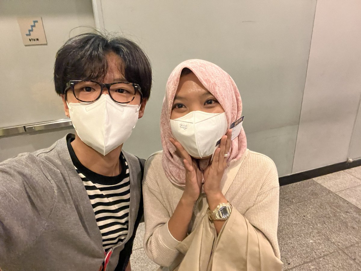 imfromsaturn1's tweet photo. Ini tuh posisinya penonton vip udh dipanggilin suruh masuk 😭 terus aing galau di depan pintu anyay si bocil gak dateng2, sampe akhirnya muncul sosok yg nampak familiar (dengan gaya bingungnya yang khas gt, ya salahnya telat…) langsung w samperin dong yhaaa 😭💕✨ https://t.co/RR4zK5qlpv