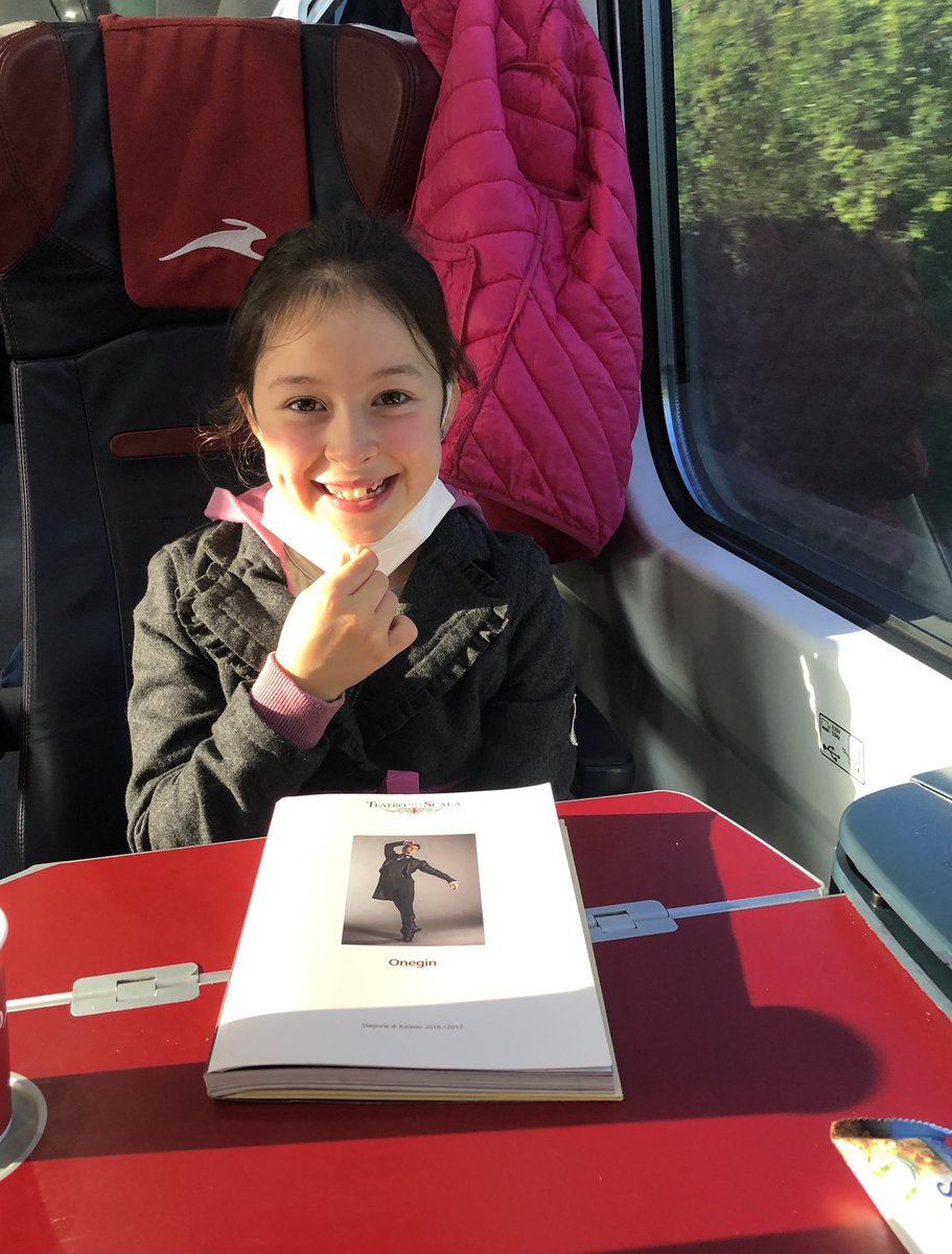 galadriel_2068's tweet photo. Questa sera la piccola ballerina Chiara verrร alla #Scala per la prima volta a vederti ballare in #Onegin : @RobertoBolle ti aspettiamo per la firma delle sue scarpette!
#ledivine con la #divinamascotte https://t.co/ruZHsCa0A9