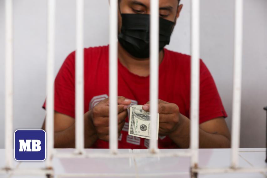 An attendant of a money changer in Timog Quezon City on Friday