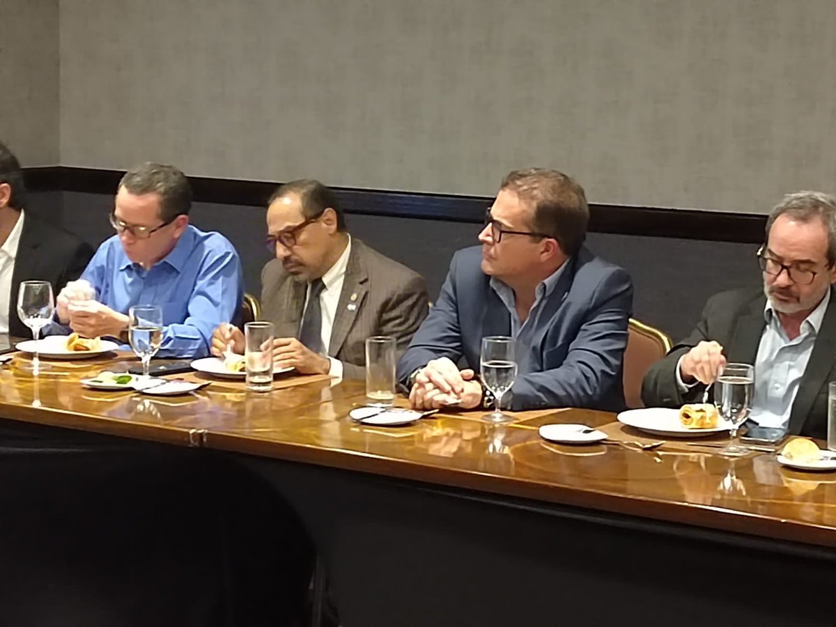 .<a href="/CommerceGov/">U.S. Department of Commerce</a> we appreciate the visit to #Guatemala of Jennifer Knight Deputy Assistant Secretary. More commerce=less ilegal migration. Más comercio significa menos inmigración gracias @VestexGuate por invitarme